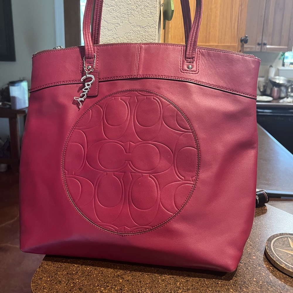 Raspberry embossed leather Coach shoulder bag; great condition - Picture 3 of 11